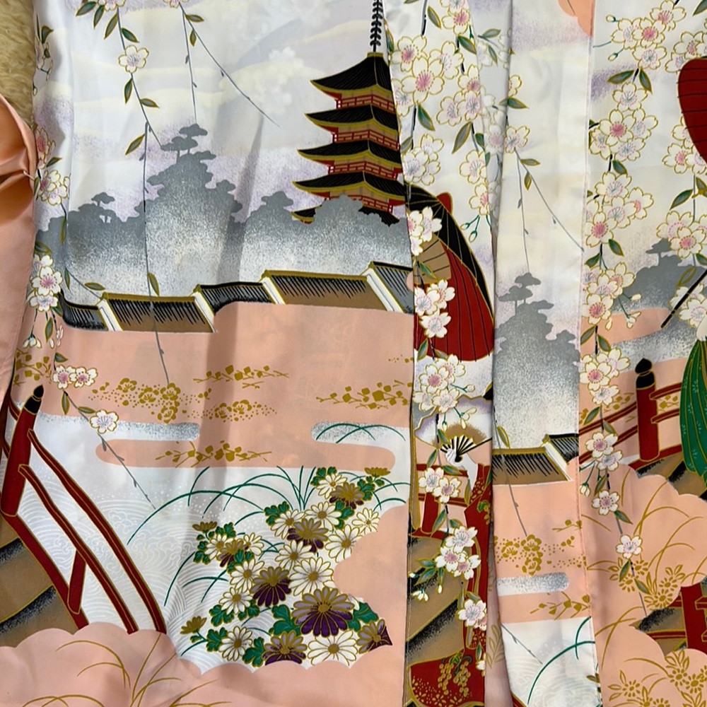 Vintage-Inspired Peach Floral Kimono Jacket with Geisha Motif - Picture 7 of 7
